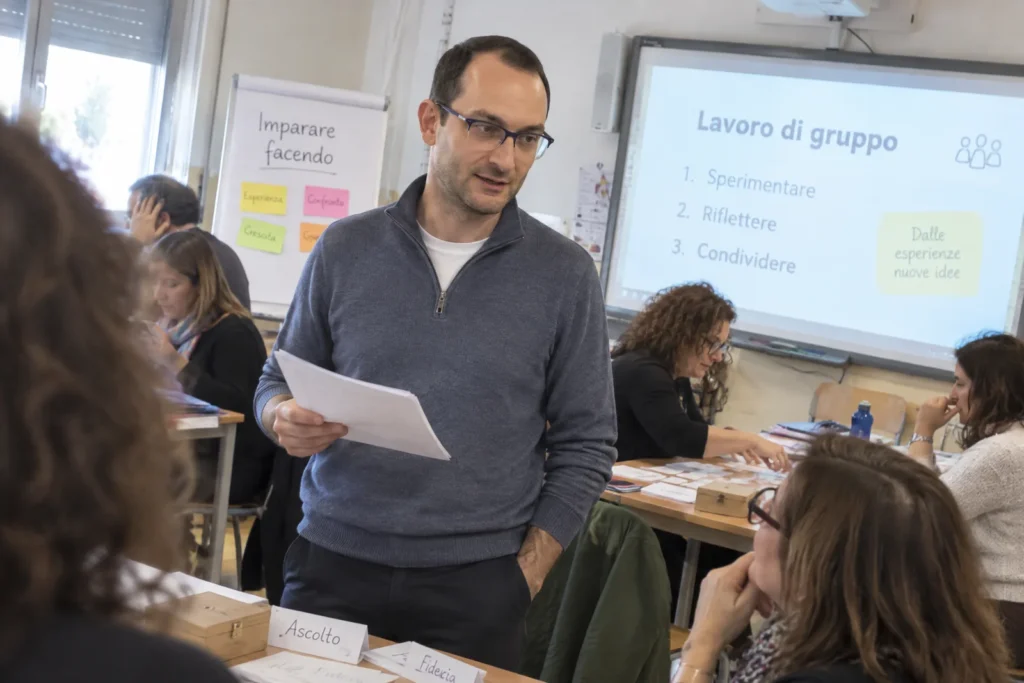 Andrea Lauricella durante un laboratorio di apprendimento esperienziale con docenti di scuola secondaria, al lavoro in gruppi