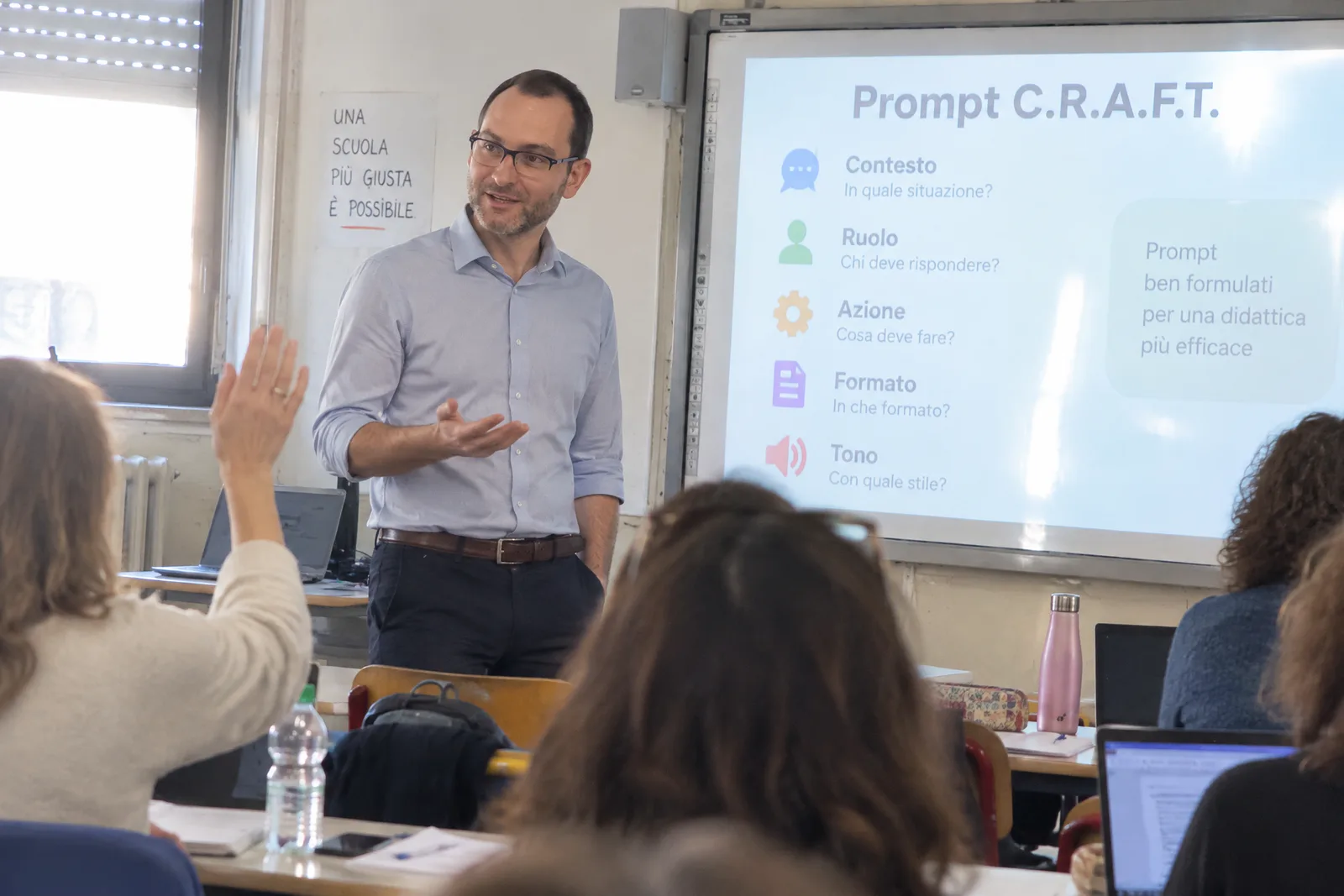 Andrea Lauricella guida un laboratorio sull'intelligenza artificiale per docenti con il metodo C.R.A.F.T. sulla LIM
